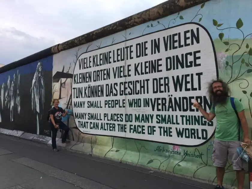 east-side-gallery_viele-kleine-leute